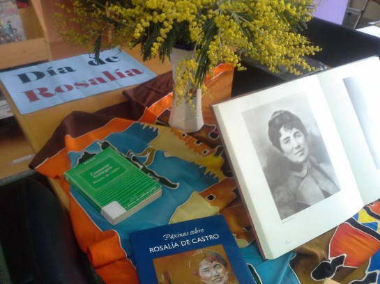 Rosalía na biblioteca.